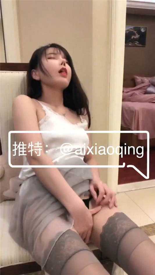 秀人网巨乳网红嫩模【艾小青】最新土豪特辑 - 情欲爆裂黑丝女神[1V/408MB]（3）